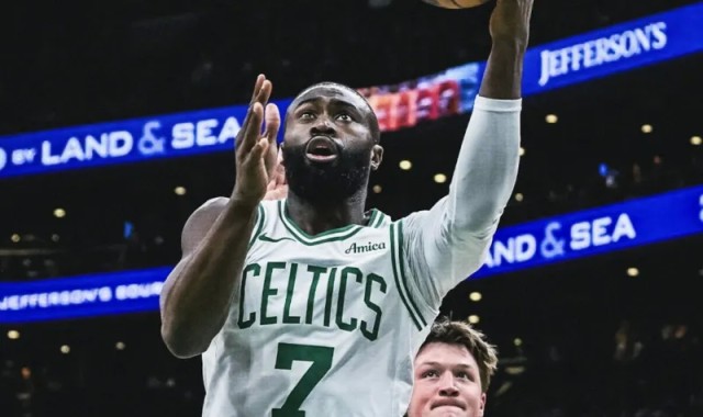 开云-杰伦-布朗：今天我们的表现有失水准，作为领袖我会承担责任